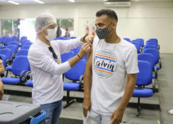 Vinte e uma cidades do Piauí já estão vacinando adolescentes de 12 a 17 anos